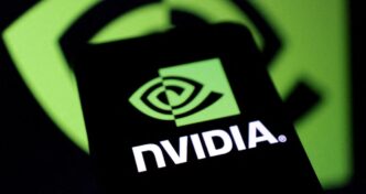Logotipo da Nvidia e representação de chips de processamento de dados.