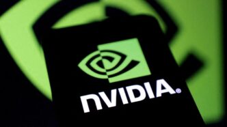 Logotipo da Nvidia e representação de chips de processamento de dados.