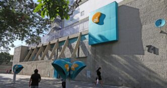 Logotipo da Oi Soluções em ambiente corporativo de tecnologia.
