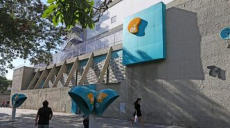 Logotipo da Oi Soluções em ambiente corporativo de tecnologia.