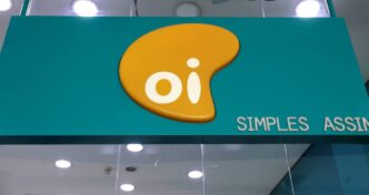 Logotipo da Oi e representação de ativos de telecomunicações em processo de venda.