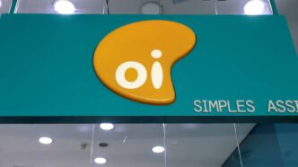 Logotipo da Oi e representação de ativos de telecomunicações em processo de venda.