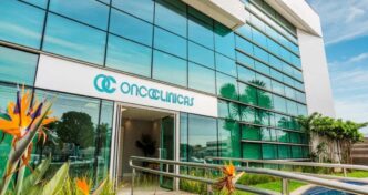 Logotipo da empresa Oncoclínicas em ambiente corporativo.