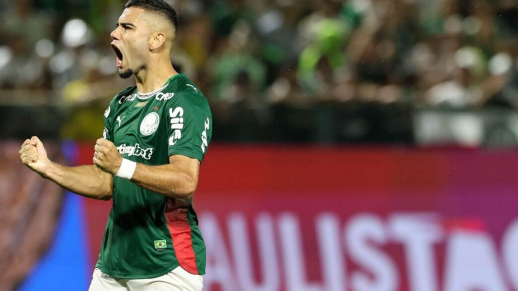 Jogadores do Palmeiras em campo durante partida do Campeonato Brasileiro.
