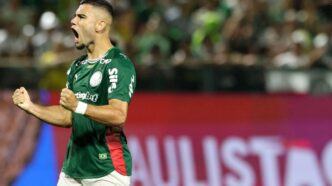 Jogadores do Palmeiras em campo durante partida do Campeonato Brasileiro.