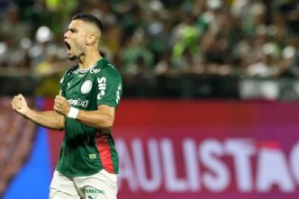 Jogadores do Palmeiras em campo durante partida do Campeonato Brasileiro.