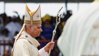 Papa Francisco discursa para multidão em Douala, Camarões.