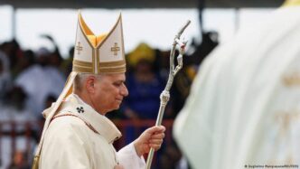 Papa Francisco discursa para multidão em Douala, Camarões.