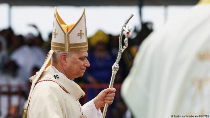 Papa Francisco discursa para multidão em Douala, Camarões.