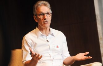 Romeu Zema em evento público de pré-campanha