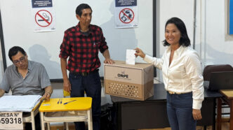 Autoridades eleitorais do Peru durante processo de contagem de votos.