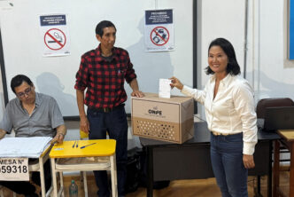 Autoridades eleitorais do Peru durante processo de contagem de votos.