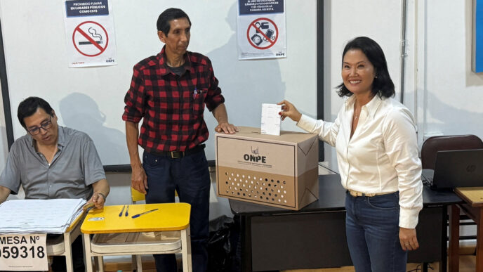 Autoridades eleitorais do Peru durante processo de contagem de votos.