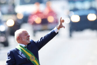 Candidatos em evento público durante período eleitoral
