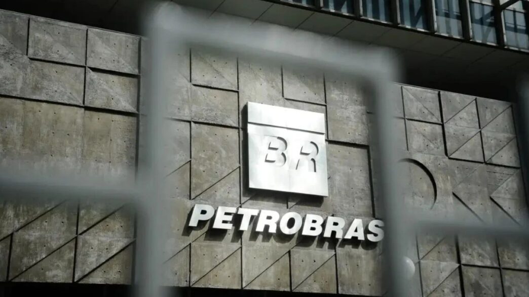Plataforma de extração de petróleo em operação no mar.