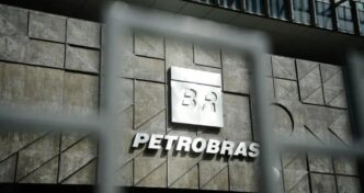 Plataforma de extração de petróleo em operação no mar.