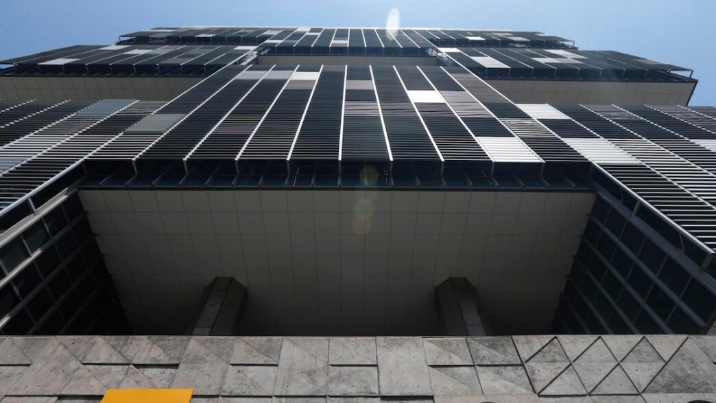 Refinaria da Petrobras em operação sob monitoramento de mercado.