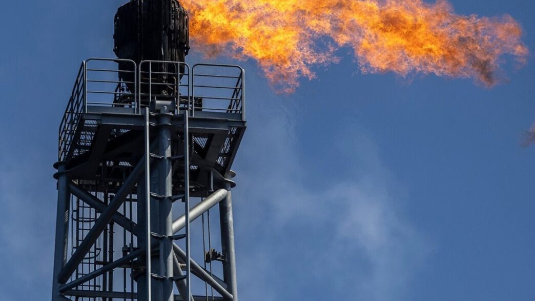 Petróleo avança e Brent se aproxima de US$ 100 com incertezas sobre conflito entre EUA e Irã em contexto de Finanças do Brasil