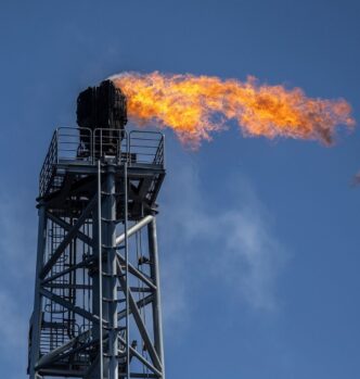 Petróleo avança e Brent se aproxima de US$ 100 com incertezas sobre conflito entre EUA e Irã em contexto de Finanças do Brasil