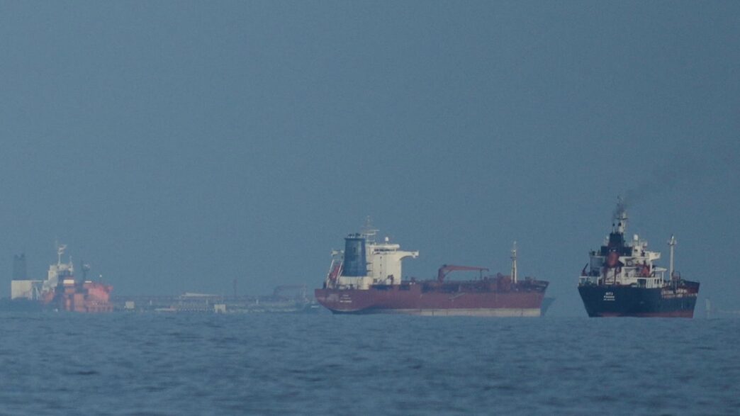 Navios-tanque aguardando trânsito no Estreito de Ormuz.