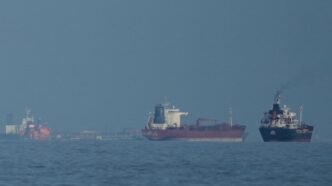 Navios-tanque aguardando trânsito no Estreito de Ormuz.
