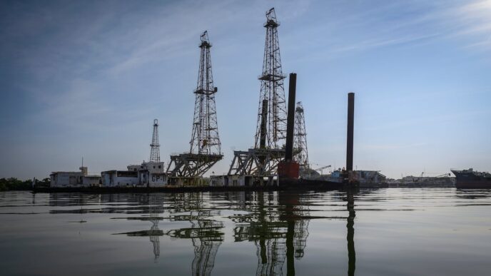 Refinaria de petróleo em operação durante período de alta volatilidade nos preços.