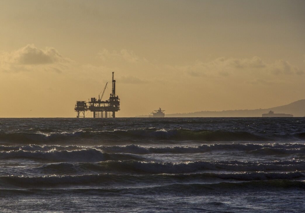 Plataforma de extração de petróleo em operação no mar.