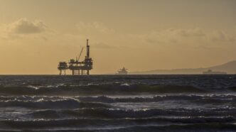 Plataforma de extração de petróleo em operação no mar.