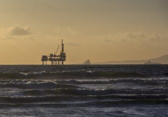 Plataforma de extração de petróleo em operação no mar.