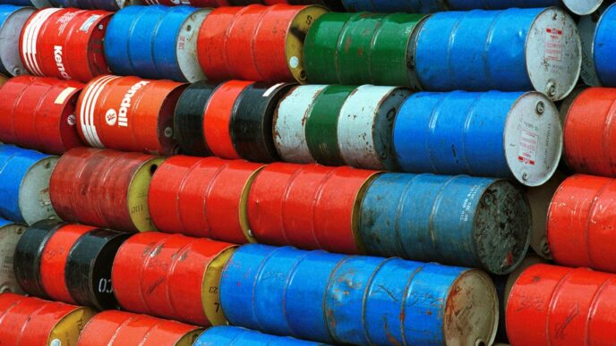 Petróleo sobe 3% com escalada de tensões entre EUA e Irã e bloqueio em Ormuz em contexto de Finanças do Brasil