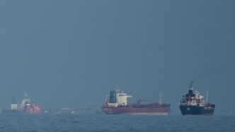 Petroleiros e navios de carga alinhados no Estreito de Ormuz em março de 2026.