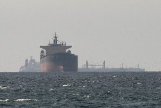 Navios petroleiros navegando em rota comercial estratégica.