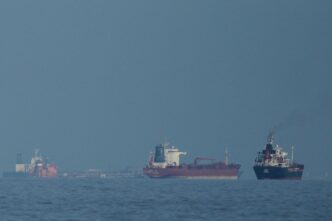 Petroleiros alinhados no Estreito de Ormuz durante período de tensão geopolítica.