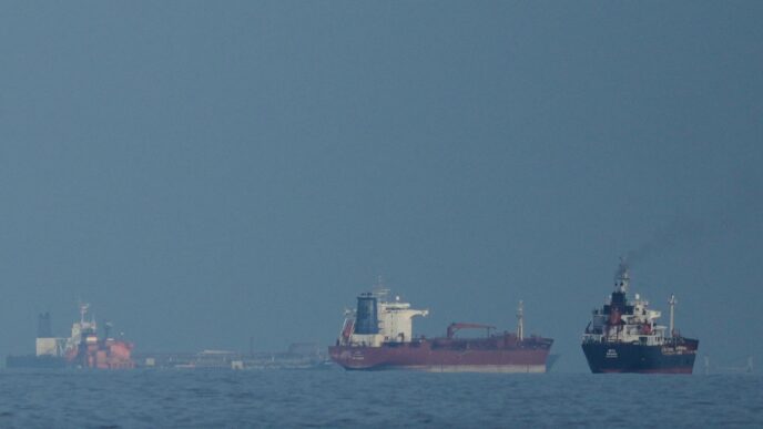 Petroleiros alinhados no Estreito de Ormuz durante período de tensão geopolítica.
