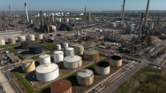 Estrutura de refinaria de petróleo em operação na Europa.