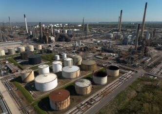 Estrutura de refinaria de petróleo em operação na Europa.