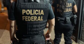 Logotipo da Polícia Federal em prédio oficial durante operação.