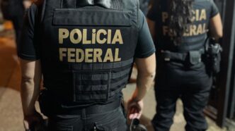Logotipo da Polícia Federal em prédio oficial durante operação.