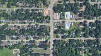 Viaturas policiais isolam área após tiroteio em Shreveport, Louisiana.