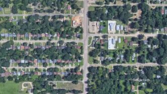 Viaturas policiais isolam área após tiroteio em Shreveport, Louisiana.