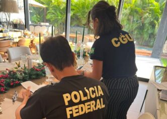 Agentes da Polícia Federal em ação durante operação no Distrito Federal.