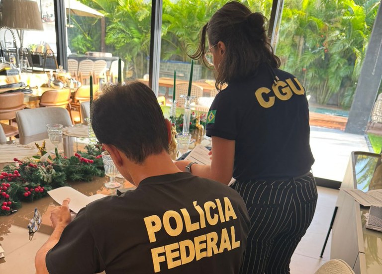 Agentes da Polícia Federal em ação durante operação no Distrito Federal.