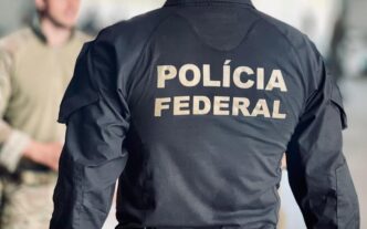 Agentes da Polícia Federal em operação de busca e apreensão.