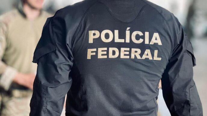 Agentes da Polícia Federal em operação de busca e apreensão.