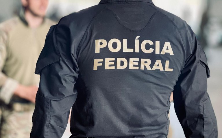 Agentes da Polícia Federal em operação de busca e apreensão.