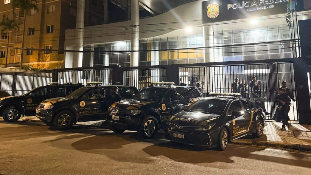 Agentes da Polícia Federal em operação contra crimes financeiros.