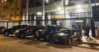 Agentes da Polícia Federal em operação contra crimes financeiros.