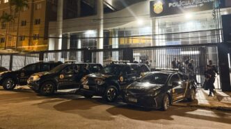 Agentes da Polícia Federal em operação contra crimes financeiros.