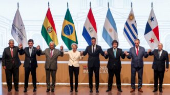 Líderes da União Europeia e do Mercosul celebram a assinatura do acordo de livre comércio em Assunção.