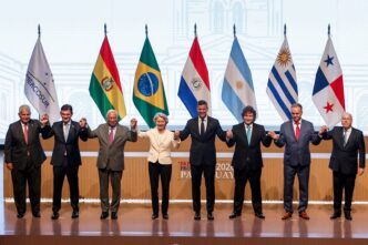 Líderes da União Europeia e do Mercosul celebram a assinatura do acordo de livre comércio em Assunção.